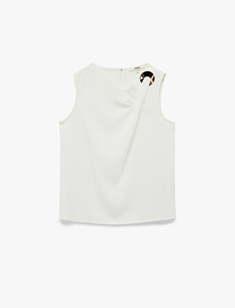 Asimetrik Yaka Metal Aksesuar Detaylı Kolsuz Bluz