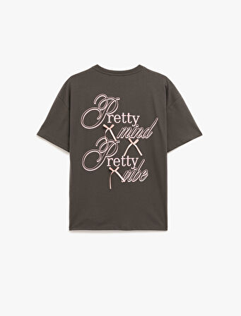 Rahat Kalıp Kısa Kollu Pamuklu Bisiklet Yaka Fiyonklu Arkası Baskılı Tişört