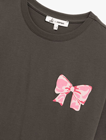 Rahat Kalıp Kısa Kollu Pamuklu Bisiklet Yaka Fiyonklu Arkası Baskılı Tişört