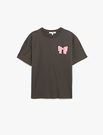 Rahat Kalıp Kısa Kollu Pamuklu Bisiklet Yaka Fiyonklu Arkası Baskılı Tişört