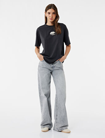 Nakış Detaylı Rahat Kalıp Bisiklet Yaka Kısa Kollu Tişört