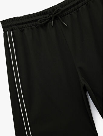 Beli Lastikli Bağlamalı Yanları Şerit Detaylı Spor Şort