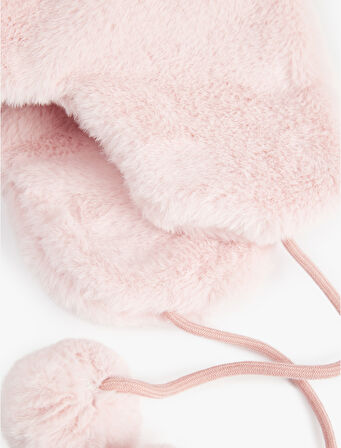 Ponpon Detaylı Kulaklı Peluş Şapka