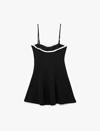 Kalp Yaka Fiyonk Detaylı Askılı Mini Elbise