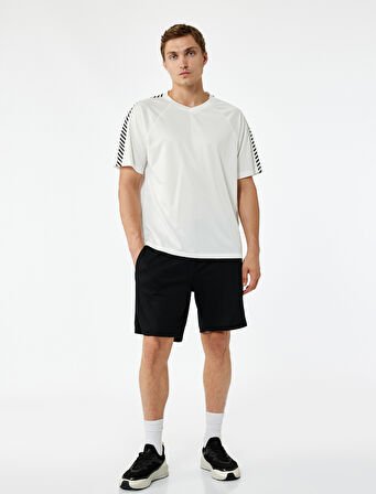 Rahat Kesim Geometrik Baskılı Kısa Kollu V Yaka Spor Tişört