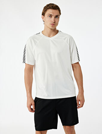 Rahat Kesim Geometrik Baskılı Kısa Kollu V Yaka Spor Tişört