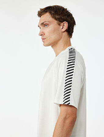 Rahat Kesim Geometrik Baskılı Kısa Kollu V Yaka Spor Tişört