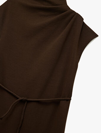 Slim Fit Kemerli Dik Yaka Drape Detaylı Kolsuz Midi Boy Kalem Elbise