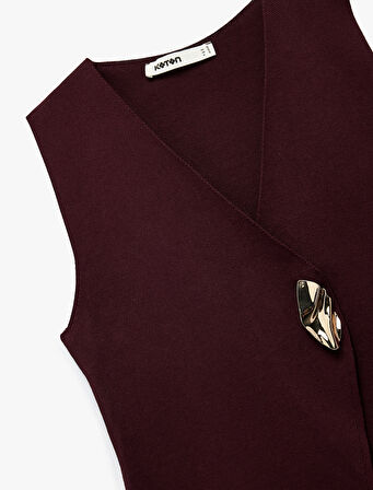 Metal Aksesuar Detaylı V Yaka Triko Yelek