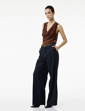 Viskon Kumaş Zincir Detaylı Degaje Yaka Kolsuz Bluz