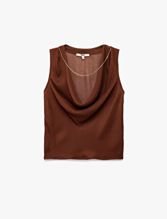 Viskon Kumaş Zincir Detaylı Degaje Yaka Kolsuz Bluz