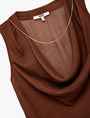 Viskon Kumaş Zincir Detaylı Degaje Yaka Kolsuz Bluz