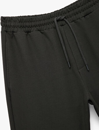 Pamuklu Rahat Kalıp Cep Detaylı Beli Bağcıklı Spor Şort