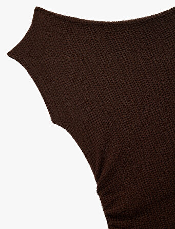 Bürümcük Kumaş Drape Detaylı Asimetrik Kayık Yaka Kolsuz Bluz