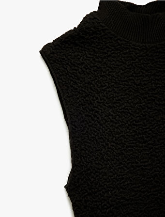 Dik Yaka Dokulu Kolsuz Triko Bluz