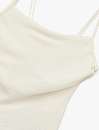 Arkası Gipeli Fiyonk Detaylı Asimetrik Kesim İnce Askılı Bluz