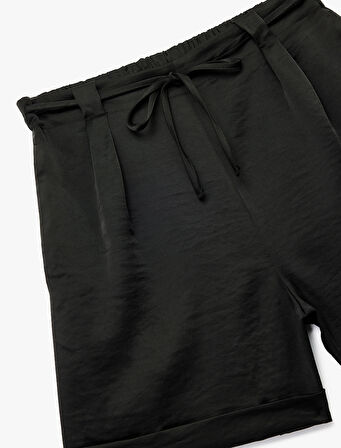 Bağlama Detaylı Cepli Kısa Saten Şort