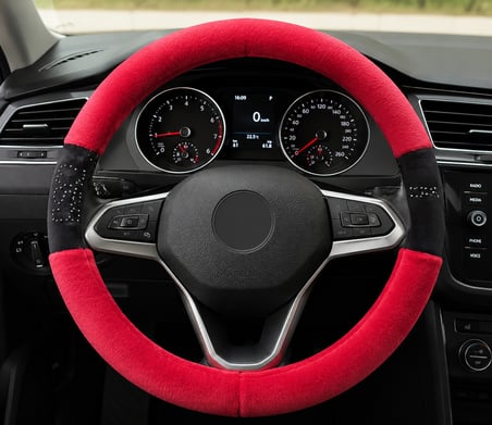 Mega Oto Market Universal Peluş Direksiyon Kılıfı Kırmızı Taş Detaylı Kaymaz Yumuşak 37-38 cm