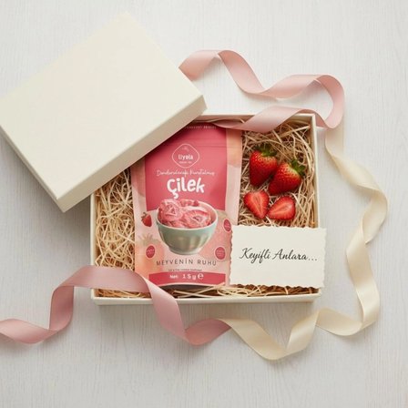 Liyola Freeze Dry Dondurarak Kurutulmuş Çilek 15 g x 10 - Tamamen Doğal Atıştırmalık (Onlu Paket)