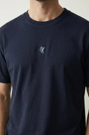 elemge %100 Pamuk Compact Penye Süprem Yunus Nakışlı Trend Fit Erkek Tok Kumaş T-Shirt Rahat Kesim Lacivert