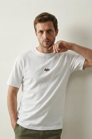 elemge %100 Pamuk Compact Penye Süprem Beyaz Koala Nakışlı Trend Fit Erkek Tok Kumaş T-Shirt Rahat Kesim