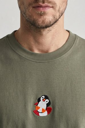 elemge %100 Pamuk Compact Penye Süprem Haki Penguen Nakışlı Trend Fit Erkek Tok Kumaş T-Shirt Rahat Kesim