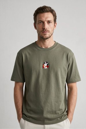 elemge %100 Pamuk Compact Penye Süprem Haki Penguen Nakışlı Trend Fit Erkek Tok Kumaş T-Shirt Rahat Kesim