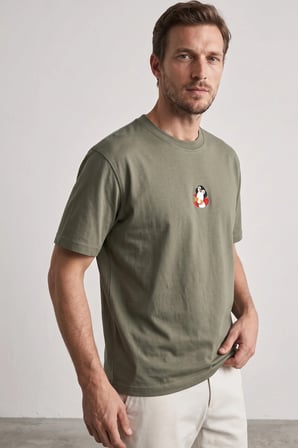 elemge %100 Pamuk Compact Penye Süprem Haki Penguen Nakışlı Trend Fit Erkek Tok Kumaş T-Shirt Rahat Kesim