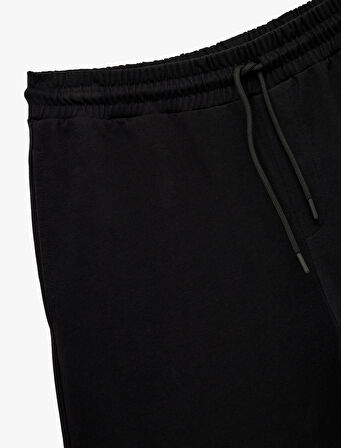 Beli Bağcıklı Cep Detaylı Pamuklu Straight Fit Spor Şort