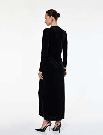 Slim Fit Uzun Kollu Önden Yırtmaçlı Pencere Detaylı Dik Yaka Taşlı Uzun Kadife Elbise