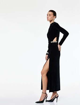 Slim Fit Uzun Kollu Önden Yırtmaçlı Pencere Detaylı Dik Yaka Taşlı Uzun Kadife Elbise