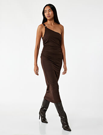 Aksesuar Detaylı Drapeli Tek Omuz Midi Kalem Elbise