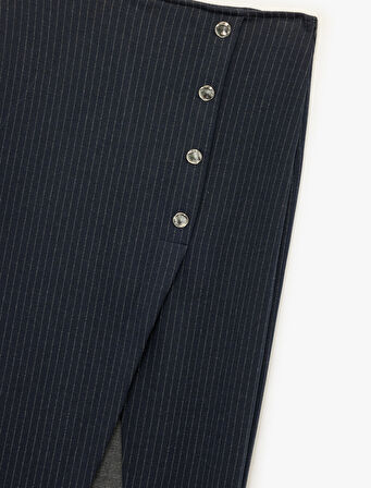 Metal Düğmeli Slim Fit Asimetrik Yırtmaçlı Çizgili Midi Etek