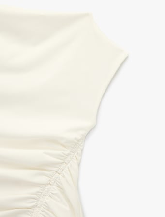 Kolsuz Drape Detaylı Asimetrik Tişört