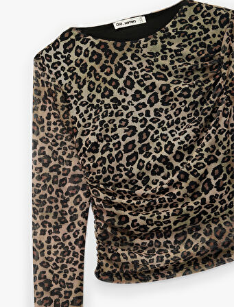 Drape Detaylı Bisiklet Yaka Slim Fit Leopar Desenli Uzun Kollu Tişört