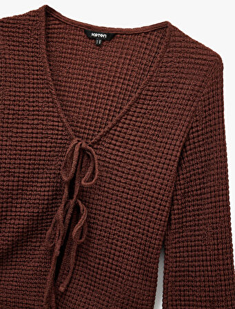 Slim Fit Uzun Kollu V Yaka Fiyonk Bağlama Detaylı Dokulu Bluz