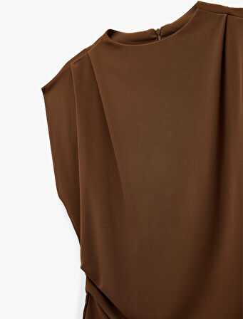 Yuvarlak Yaka Asimetrik Drape Detaylı Kolsuz Bluz