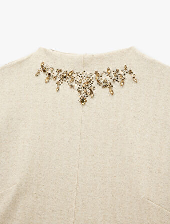 Yumuşak Dokulu Bol Kalıp Uzun Kollu Dik Yaka Taşlı Kazak