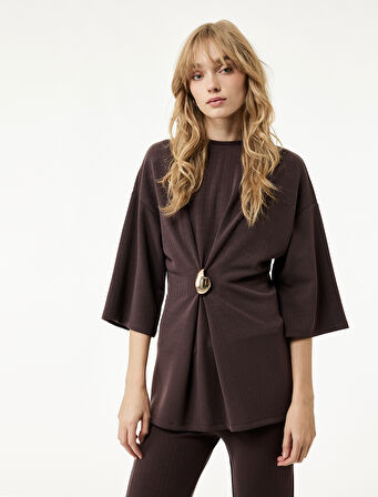 Rahat Kalıp Modal Kumaş 3/4 Kol Bisiklet Yaka Aksesuar Detaylı Uzun Tişört