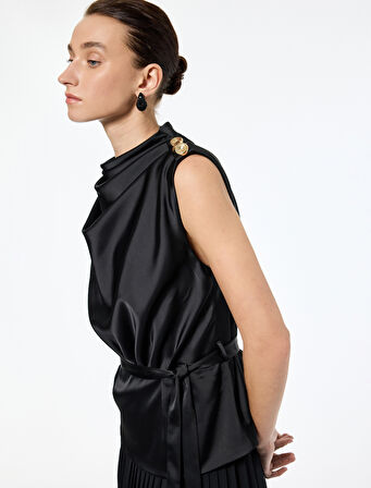 Kolsuz Dik Yaka Kuşak Detaylı Uzun Piliseli Saten Elbise