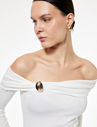 Aksesuar Detaylı Uzun Kollu Omuzu Açık Madonna Yaka Triko Kazak