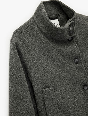 Düğmeli Cep Detaylı Uzun Kollu Dik Yaka Mont