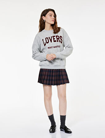 Uzun Kollu Bisiklet Yaka Peluş Aplike Detaylı Baskılı Sweatshirt