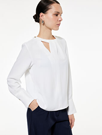 Metal Aksesuarlı Pencere Detaylı Asimetrik Yaka Uzun Kollu Krep Bluz