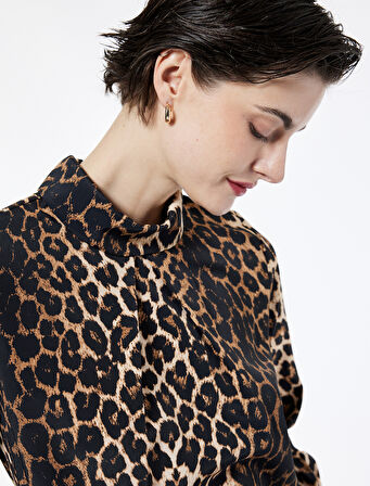 Uzun Kollu Dik Yaka Leopar Desenli Bluz
