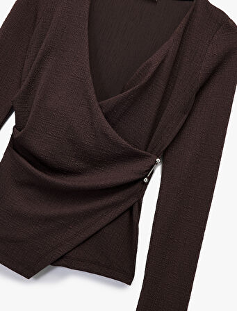 Metal Aksesuarlı Uzun Kollu Slim Fit Bürümcük Kruvaze Yaka Bluz