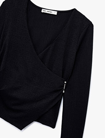 Metal Aksesuarlı Uzun Kollu Slim Fit Bürümcük Kruvaze Yaka Bluz