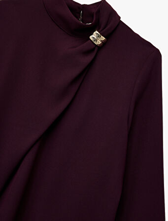 Metal Aksesuarlı Asimetrik Yaka Uzun Kollu Bluz