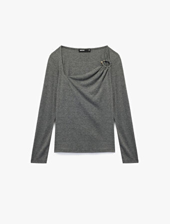 Slim Fit Aksesuar Detaylı Asimetrik Yaka Uzun Kollu Tişört