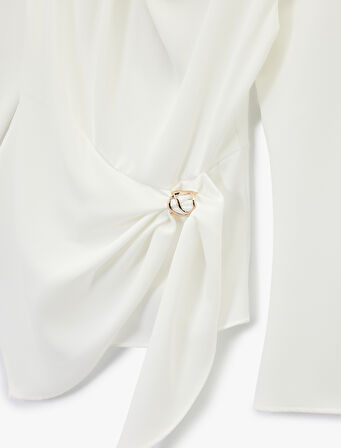 Uzun Kollu Degaje Yaka Metal Aksesuarlı Büzgülü Asimetrik Bluz